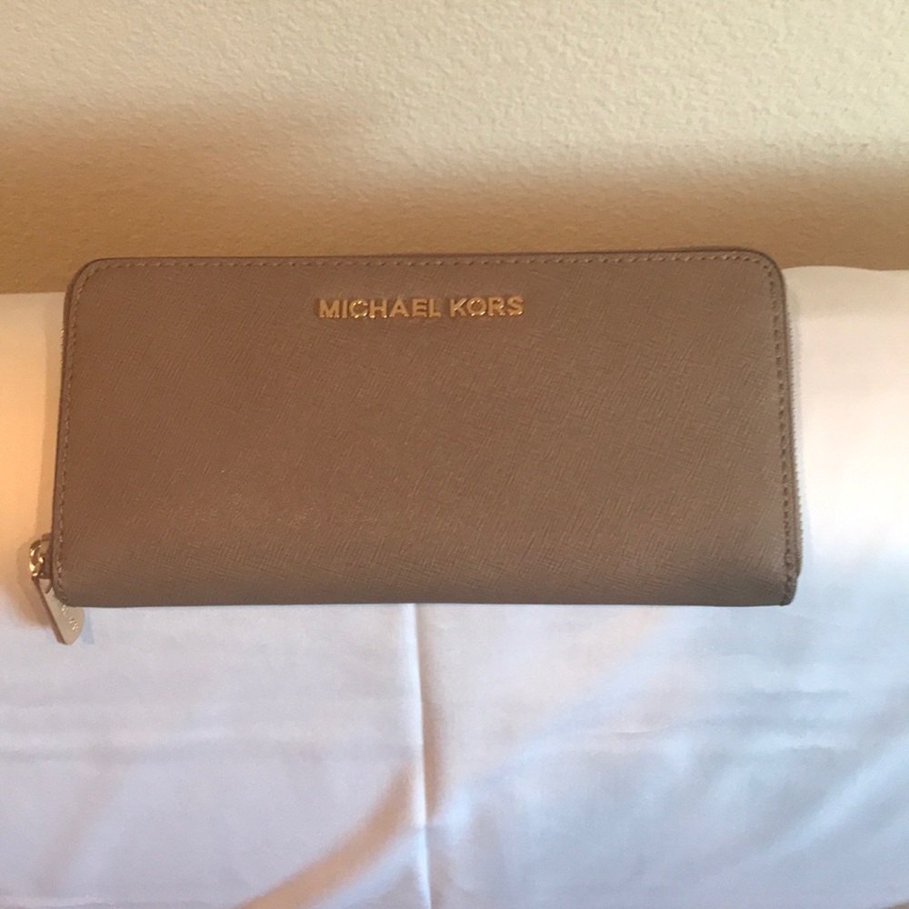Michael Kors beige wallet